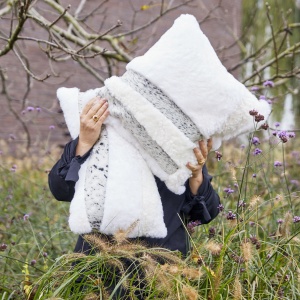 Coussin Zima carré en peau de vache chinée, blanc et moelleux.