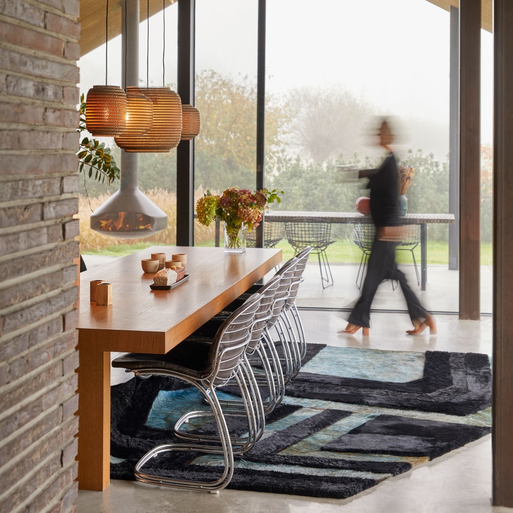 Un grand tapis de créateur en peau lainée pour la décoration de votre salle à manger design.