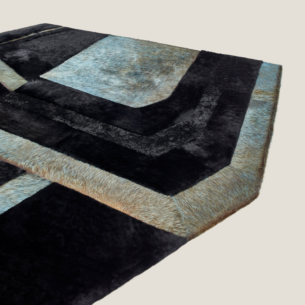 A top-of-the-range rug in wool and cowhide. A brutalist design motif for your luxury home.