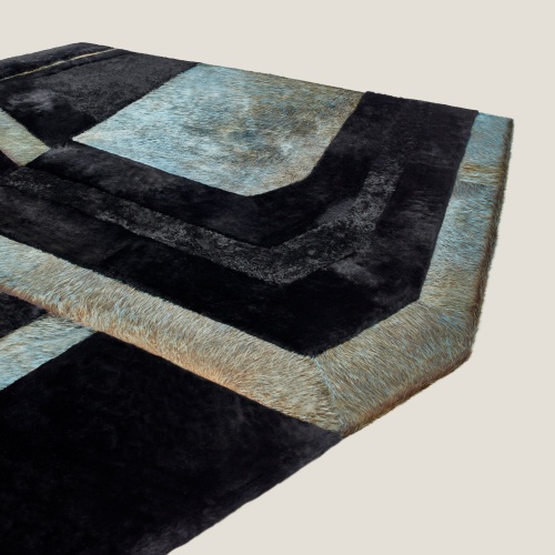 Un tapis haut de gamme en peau lainée et peau de vache. Un motif design et brutaliste pour votre maison de luxe.