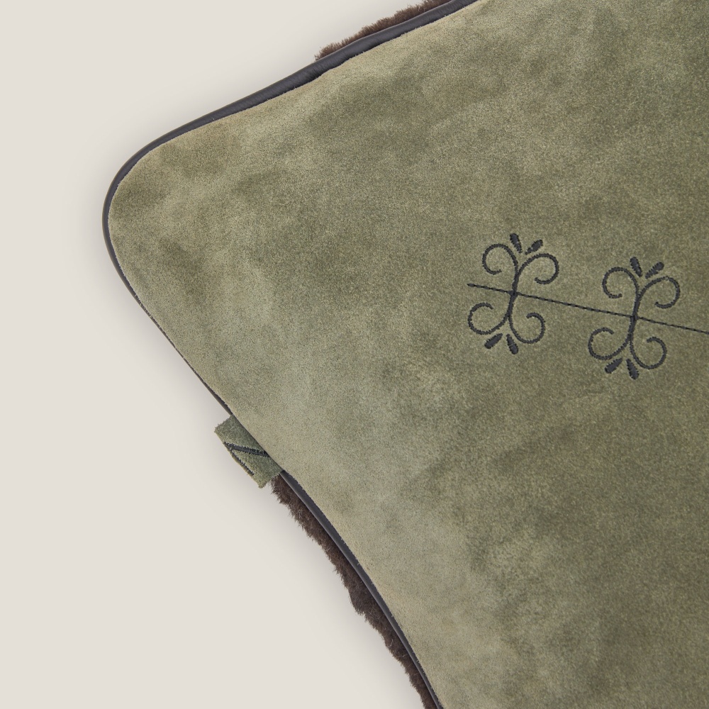 Details of the embroidery made by Norki on the sarafan cushion. A made-to-measure service by Maison Norki.