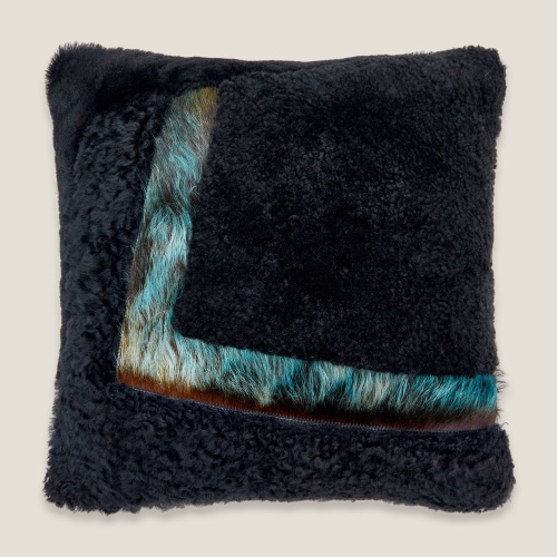 Coussin carré Forest en peau lainée noire et motif en peau de vache bleu/vert.