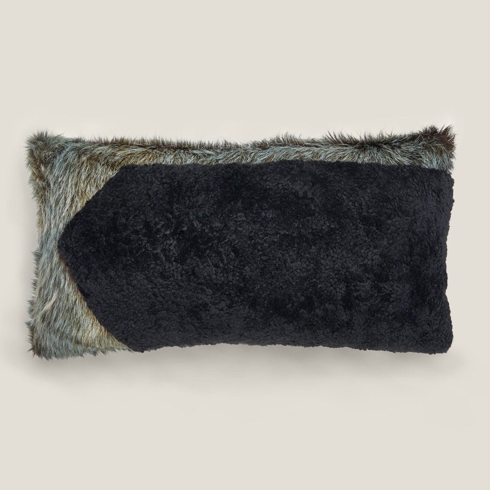 Notre coussin Forest Rectangle en peau de vache et mouton by Norki.