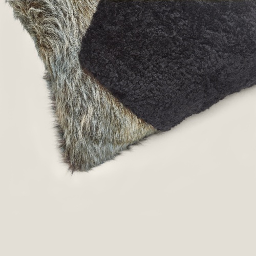 Focus on the detail of the assembly of cowhide and sheepskin on our top-of-the-range Forest rectangle cushion.