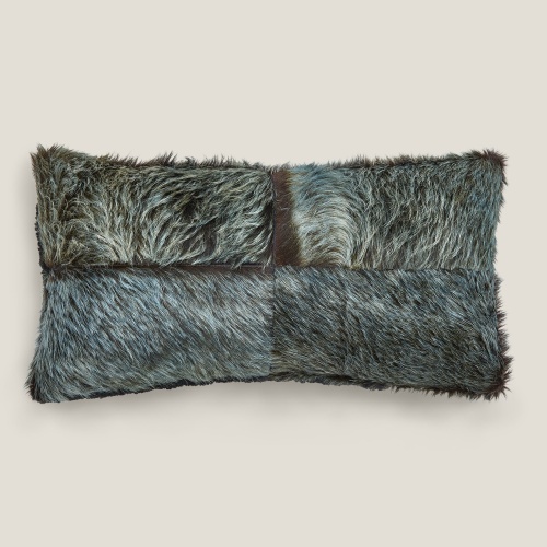 Forest cushion with on face in blue/green assembled cowhide who forms a geometric pattern.