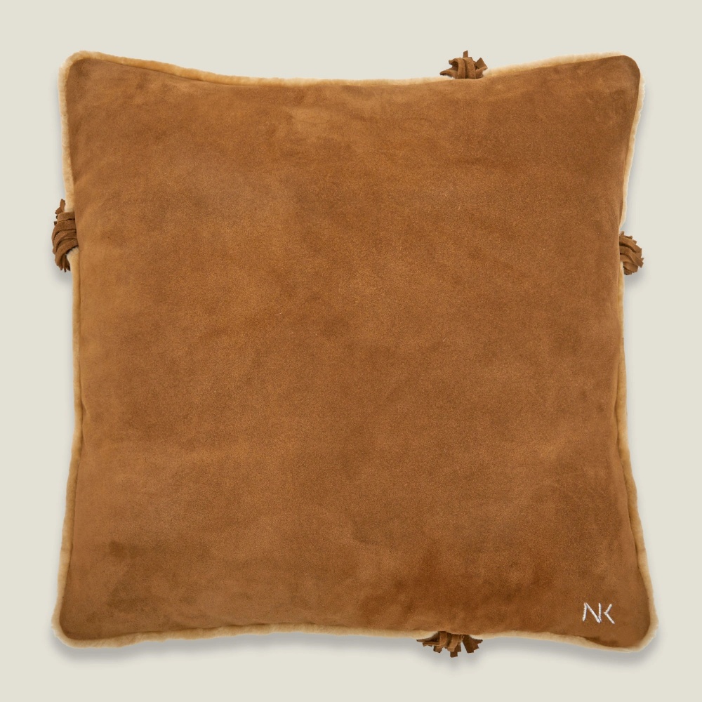 Face arrière du coussin carré Anissia, face en Nubuck (Cuir Suédé) teinté Camel.