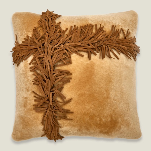 Coussin Anissia de la collection Anja automne-Hiver 2024, un coussin carré en agneau velours et franges en cuir.