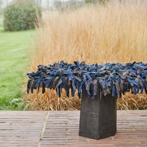 Banc Yaga en chêne massif avec lanières en cuir nubuck, idéal pour une décoration contemporaine.