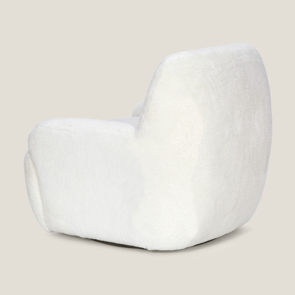 Un fauteuil confortable blanc, signature du luxe sur mesure, parfait pour la décoration de petits espaces.