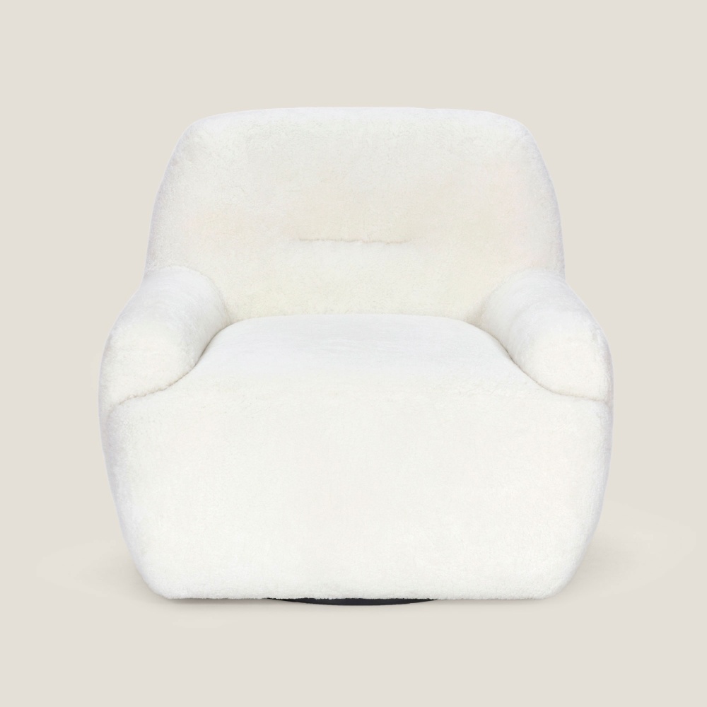 Vue de face de notre fauteuil Atya, un fauteuil blanc et confortable pour une décoration minimaliste.