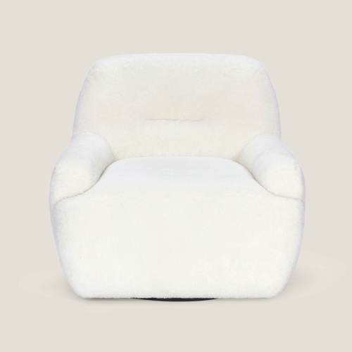 Vue de face de notre fauteuil Atya, un fauteuil blanc et confortable pour une décoration minimaliste.