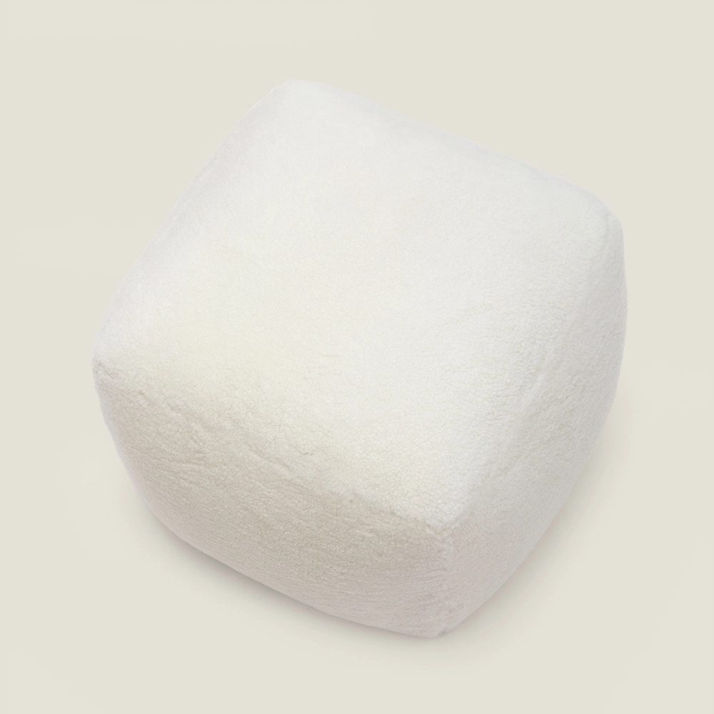 Un pouf confortable blanc réalisé sur mesure par Norki.