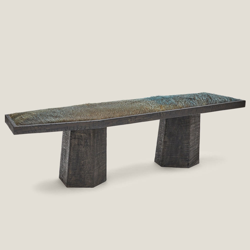 Banc Yaga en chêne massif avec une assise gainée en peau de vache bleu et vert, idéal pour une décoration contemporaine.