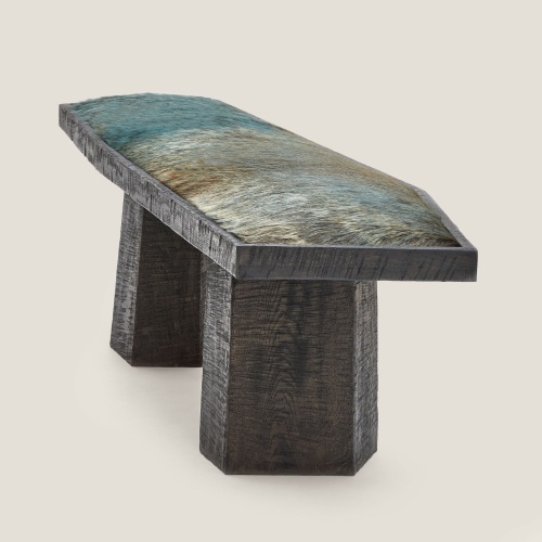 Banc Yaga en chêne massif teinté et peau de vache colorée de bleu et de vert pour un design d’intérieur contemporain.