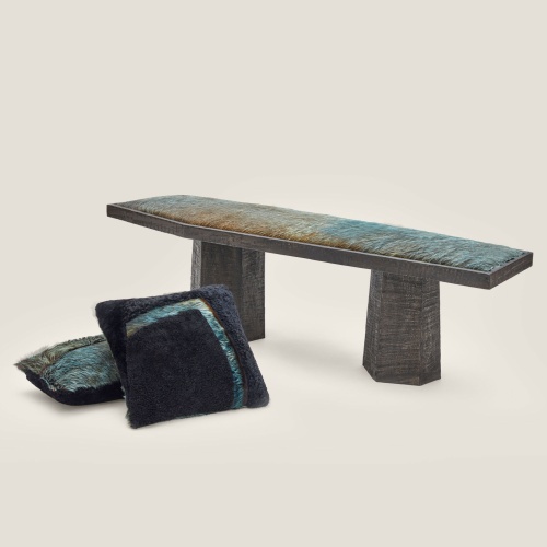 Banc Yaga en chêne massif et coussins Forest by Norki, incarnant le luxe et l'artisanat de haute couture.