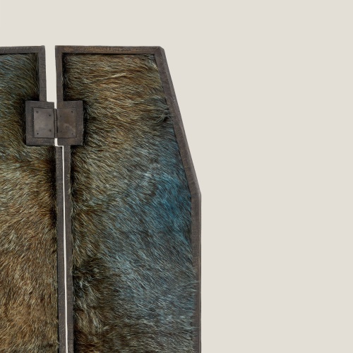 Quality craftsmanship of the YAGA screen, showcasing the texture of the tinted cowhide.