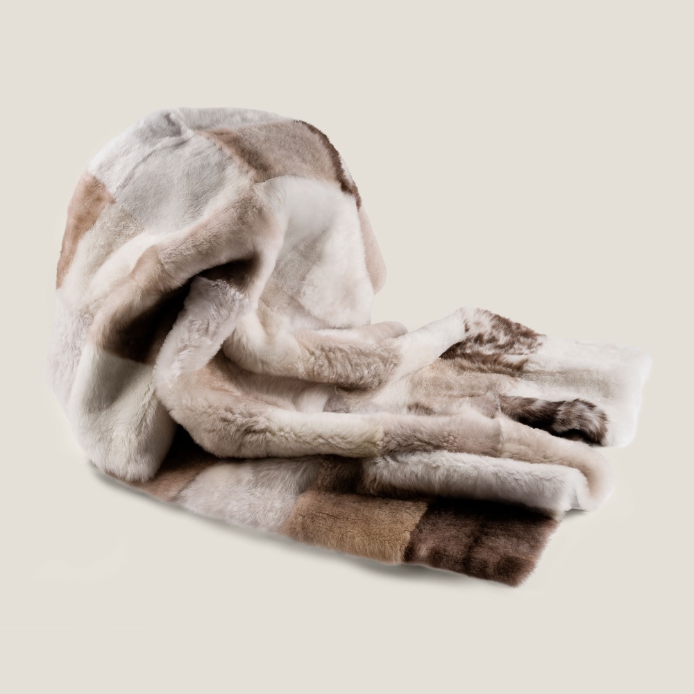 Datcha throws in mottled shearling, beige, white and brown, soft and light.