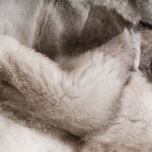 Datcha throws in mottled shearling, beige, white and brown, soft and light.