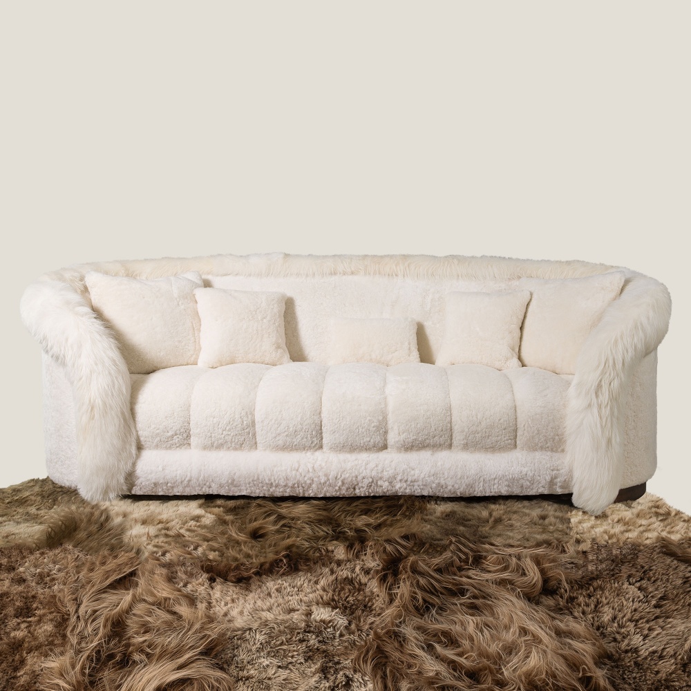 Tailor-made luxury in a unique, top-of-the-range piece: our The Lady white cloud sofa.