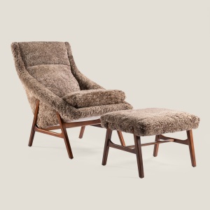 Siesta armchair by Svante Skogh in soft sand sheepskin with high backrest and comfortable armrests.