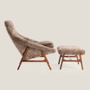 Siesta armchair by Svante Skogh in soft sand sheepskin with high backrest and comfortable armrests.