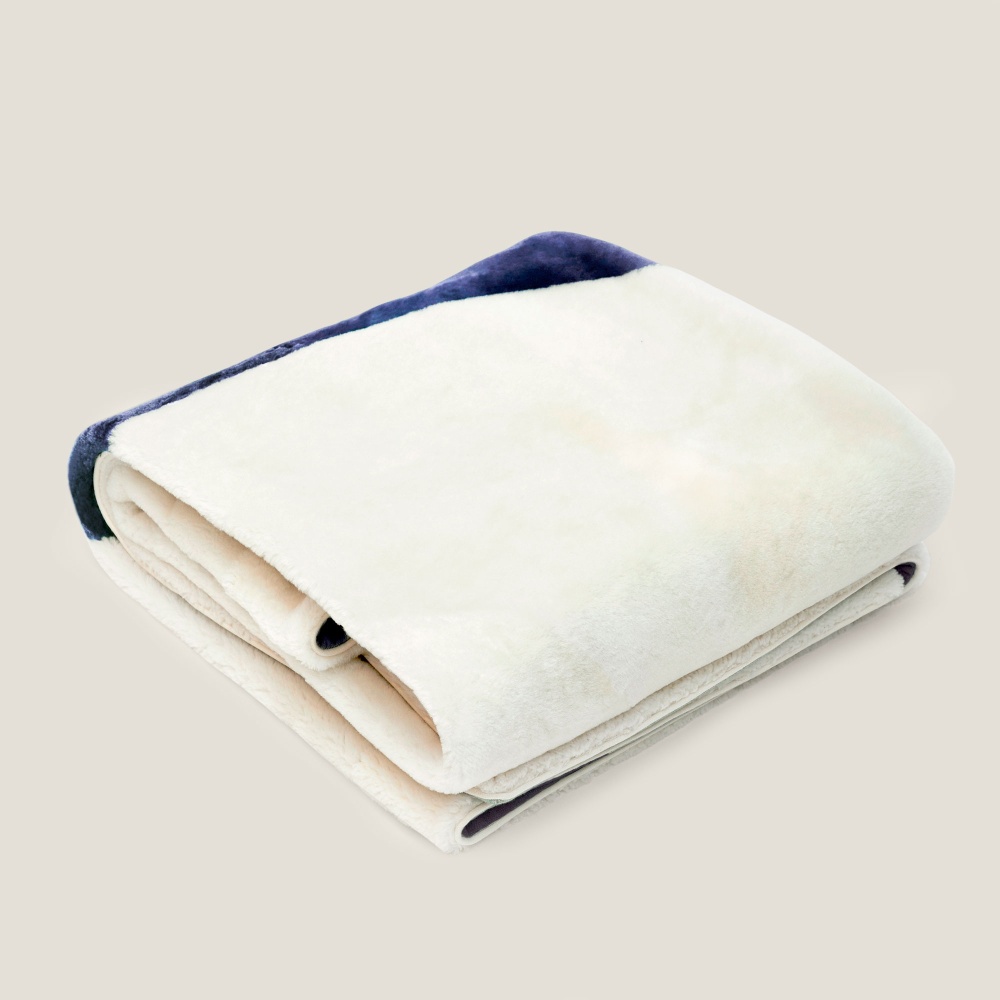 Soft white throw with a navy-blue pattern that reflects the surrounding nature by the sea. Wool lining.