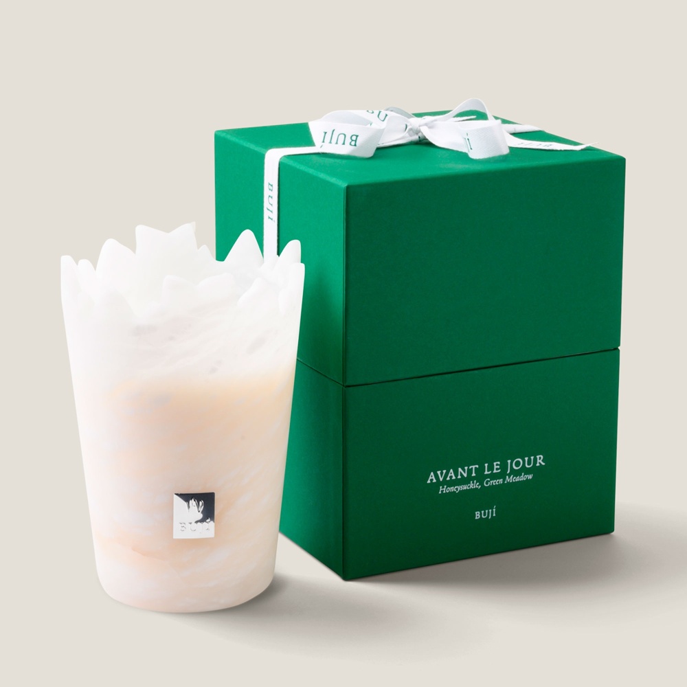 Buji Collection, luxurious candles, a benchmark in the world of olfactory treasures.