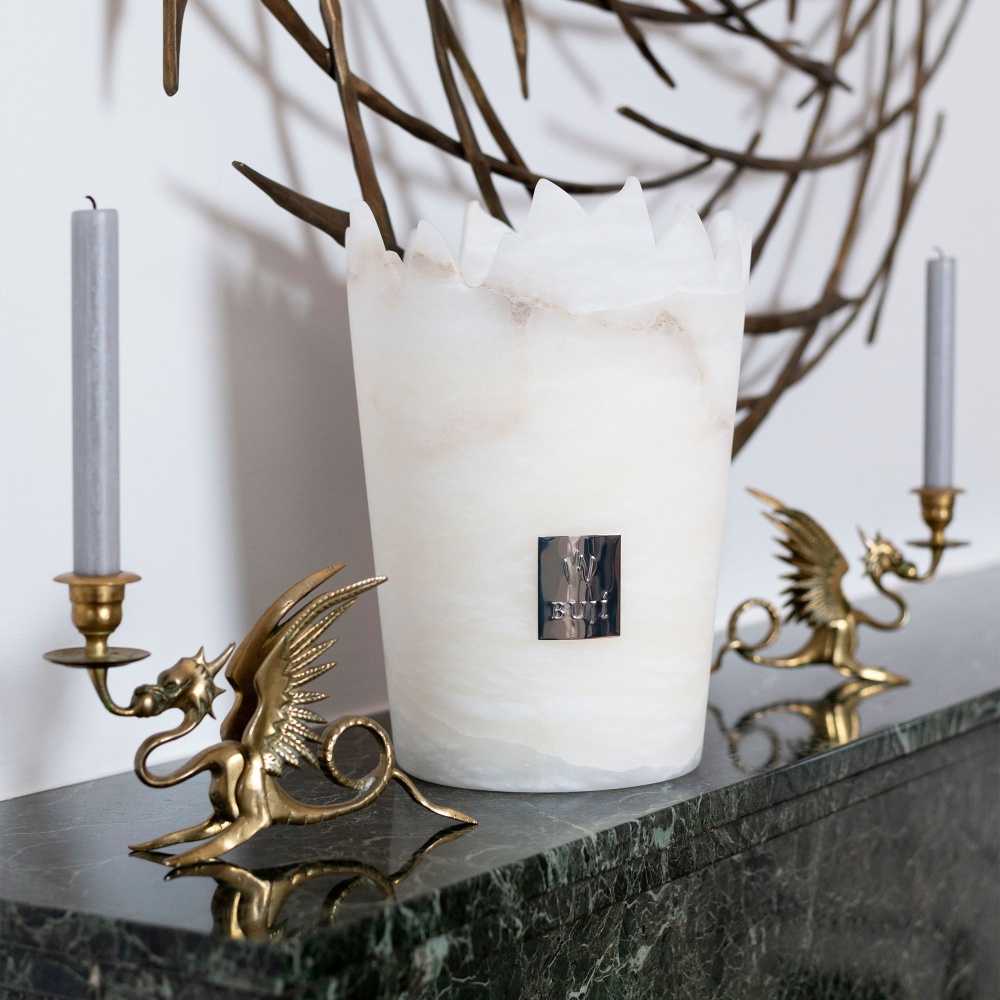 A luxury scented candle from the Buji House, a benchmark in the world of olfactory treasures.