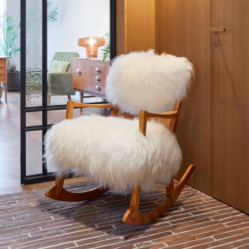 Fauteuil a bascule, édition originale du designer Carl Malmsten pour la décoration de votre chalet.