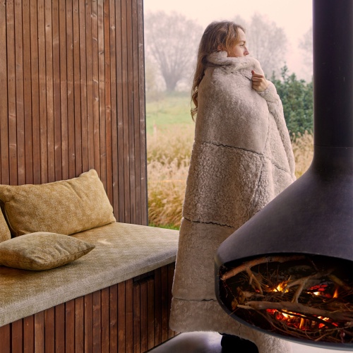 Plaid très doux et confortable en mouton, coloris gris, pour la décoration de votre chalet.