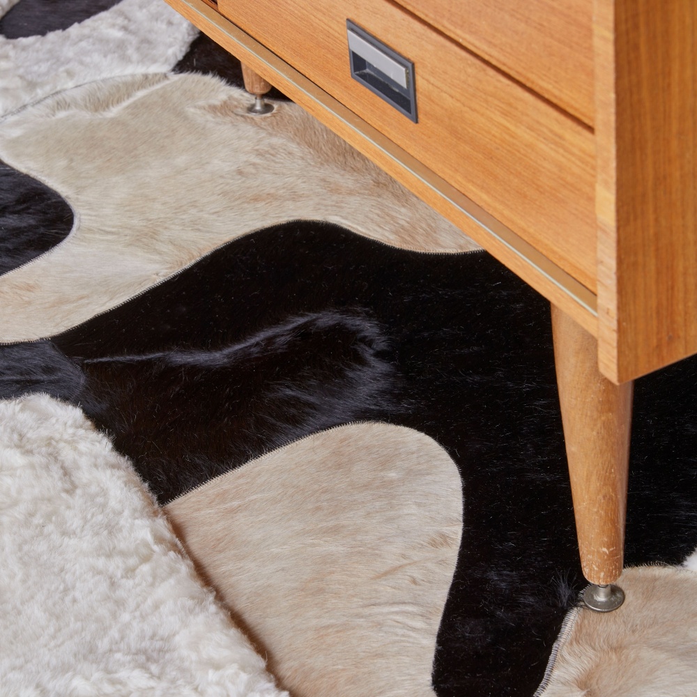 Tapis de créateur beige, marron et blanc, motifs organiques en forme de vagues.