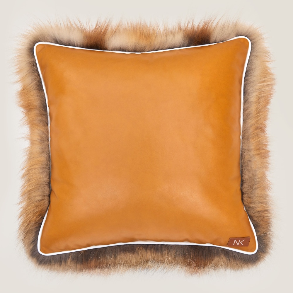 Coussin carré double face, une face en cuir et une face en fourrure véritable, coloris orange.