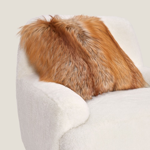 Coussin carré en fourrure véritable, pour la décoration d’un chalet de luxe.