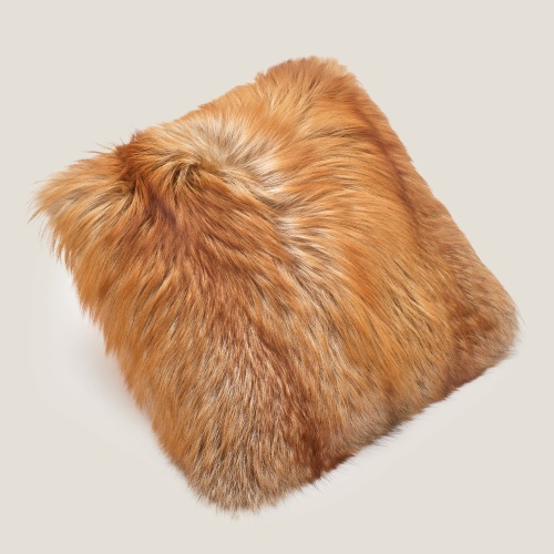 The luxury of fur in a unique piece, a square cushion in real fur.