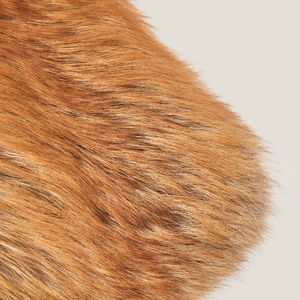 Focus on the noble material chosen by Norki to create this luxury cushion in red fox fur.