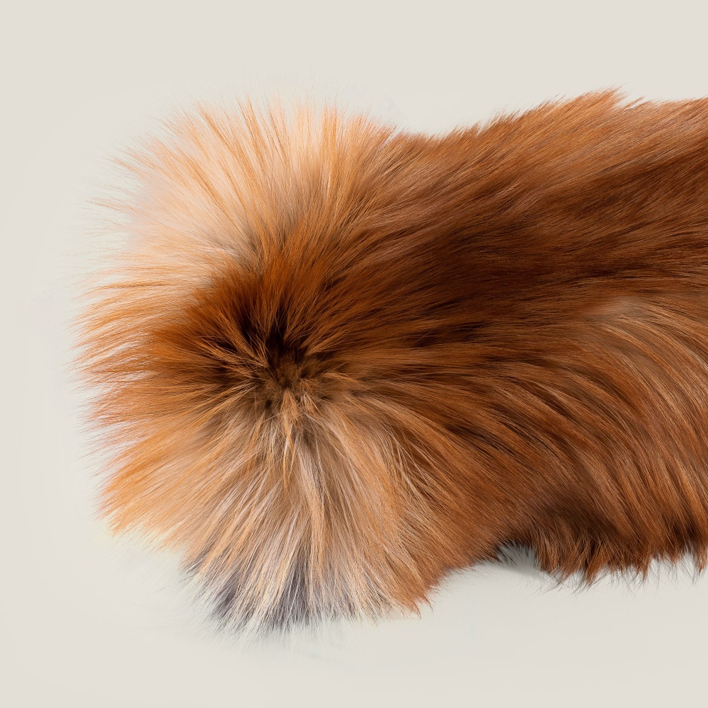 Genuine fur cushion for top-of-the-range chalet decoration.