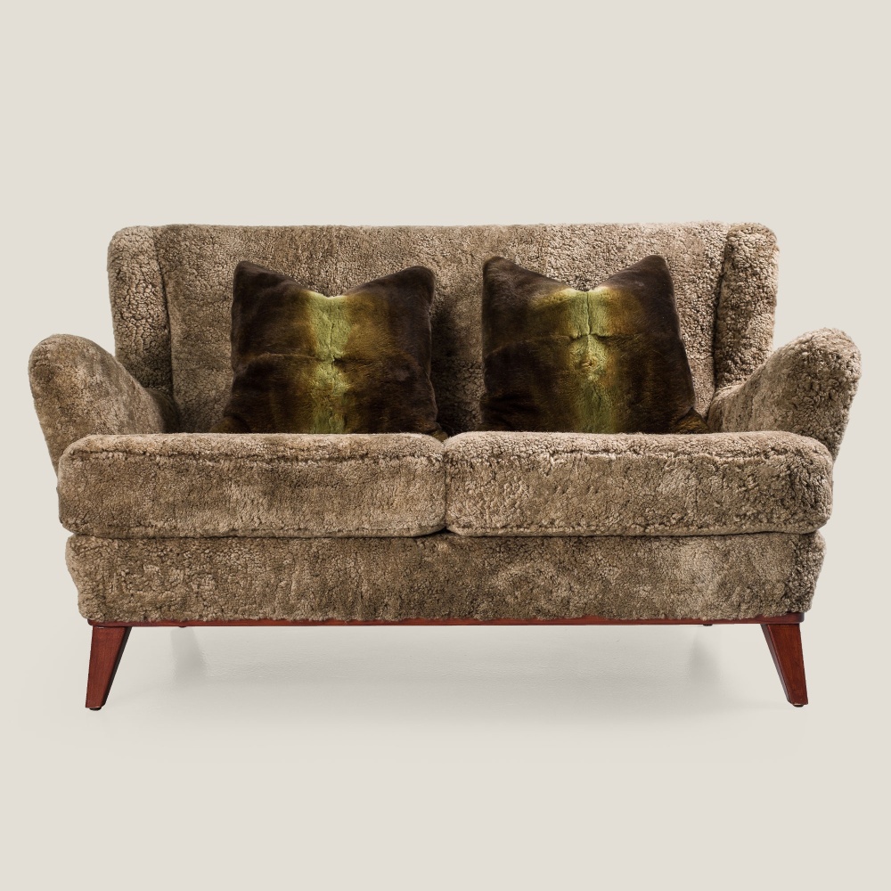 Vintage 2-seater sofa with plush cushions, perfect for relaxing moments in an authentic décor.