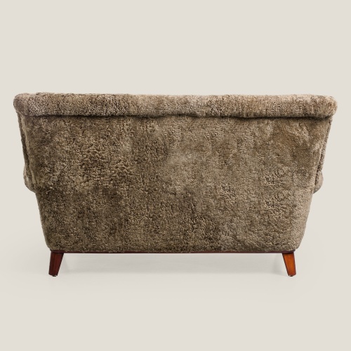 Beige vintage sofa, a soft and warm piece to elevate your living space.