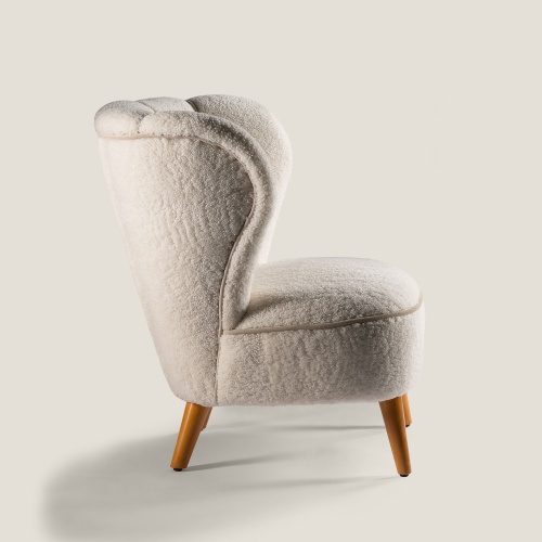 Buy online high quality vintage white shearling armchairs renovated in the Norki workshops