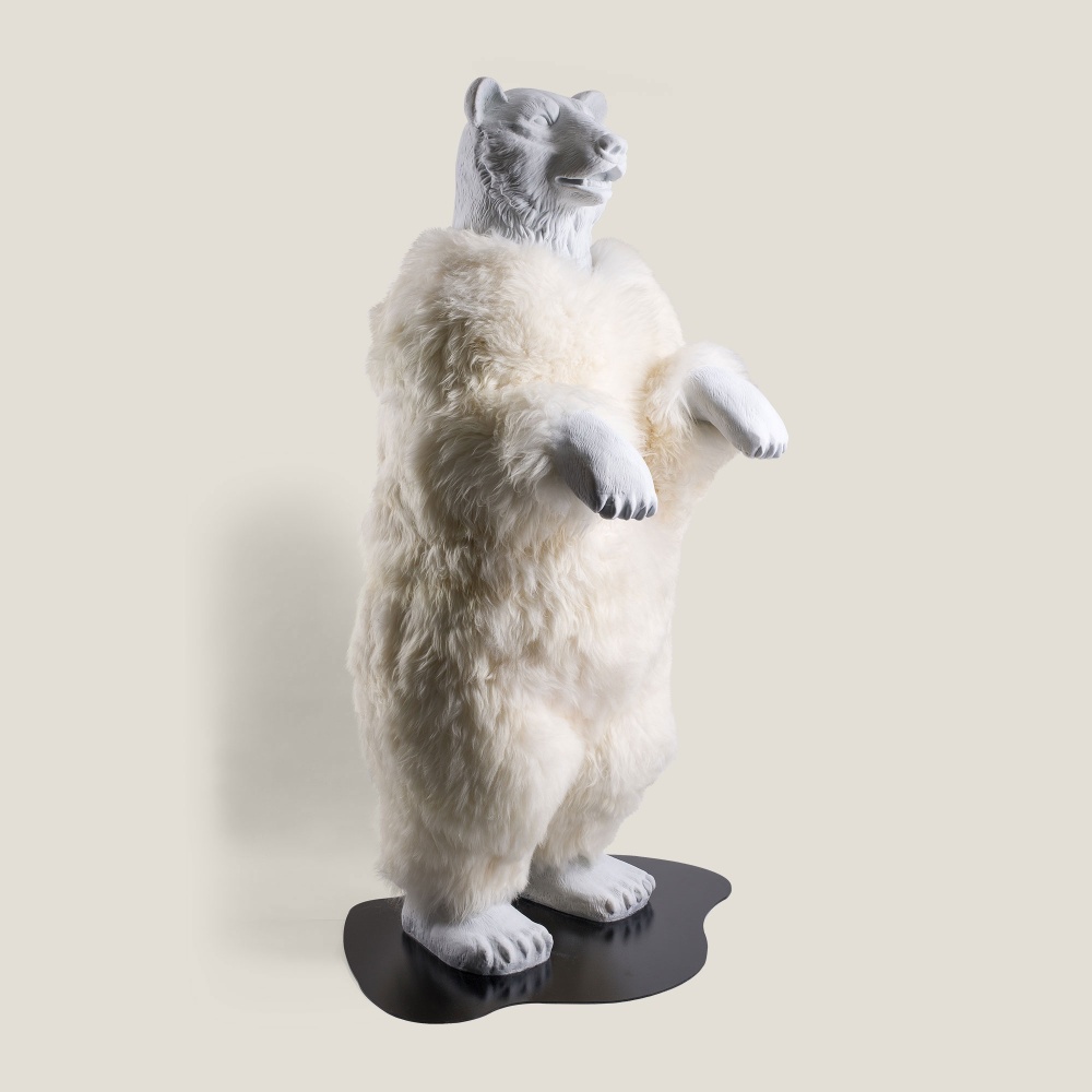 Statue d'ours en résine blanche XXL pour décoration intérieure moderne.