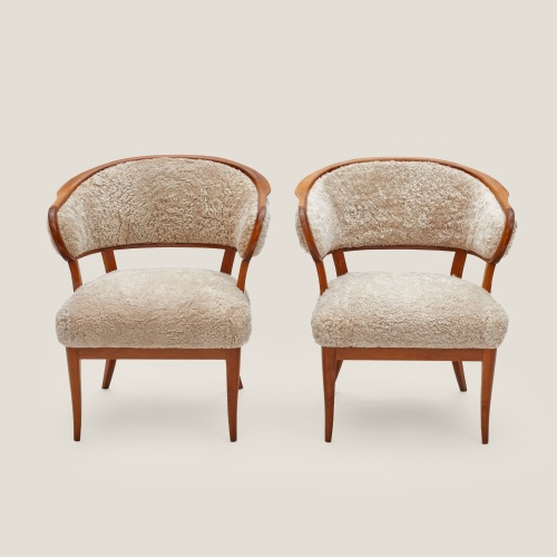 Lata Greven chairs in wood, upholstered in beige curly shearling.