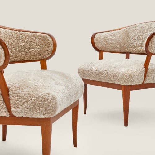 Side view of the Lata Greven chairs, elegant and timeless design.