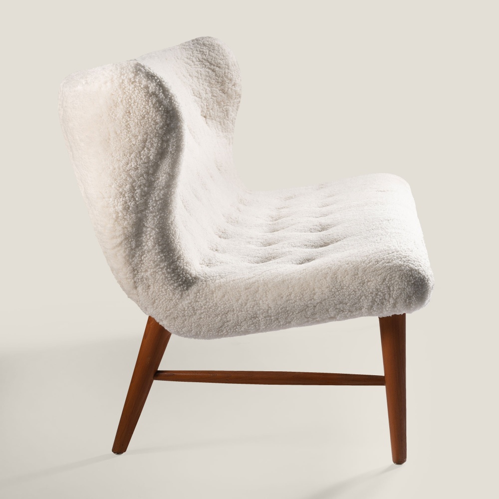 Un canapé design scandinave du milieu du siècle, une forme et des courbes organiques, très confortables.