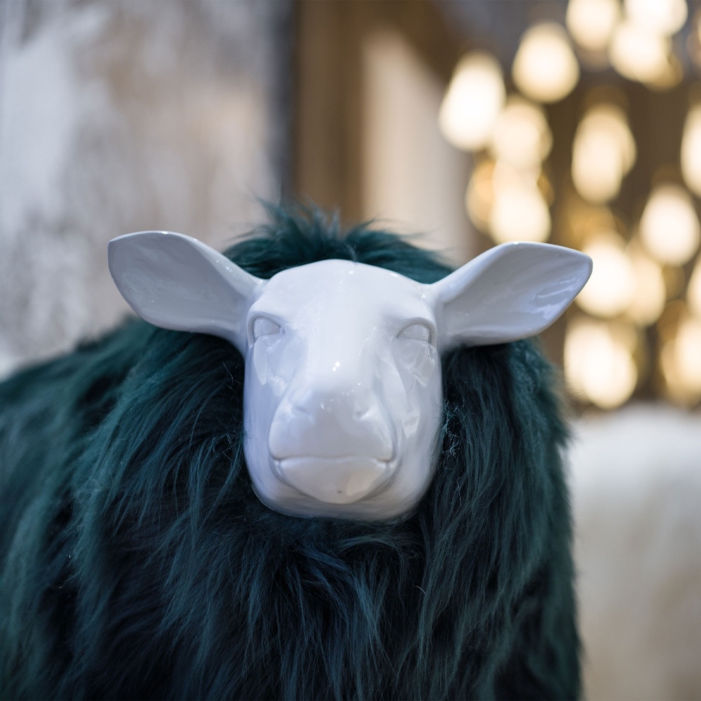 Sculpture en résine d’un mouton pour une décoration haut de gamme.