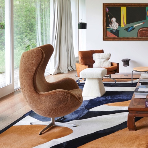 Fauteuil d'Arne Jacobsen en mouton camel.