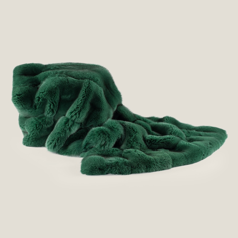 Emerald green throw in natural fur, perfect for a warm and cosy atmosphere.