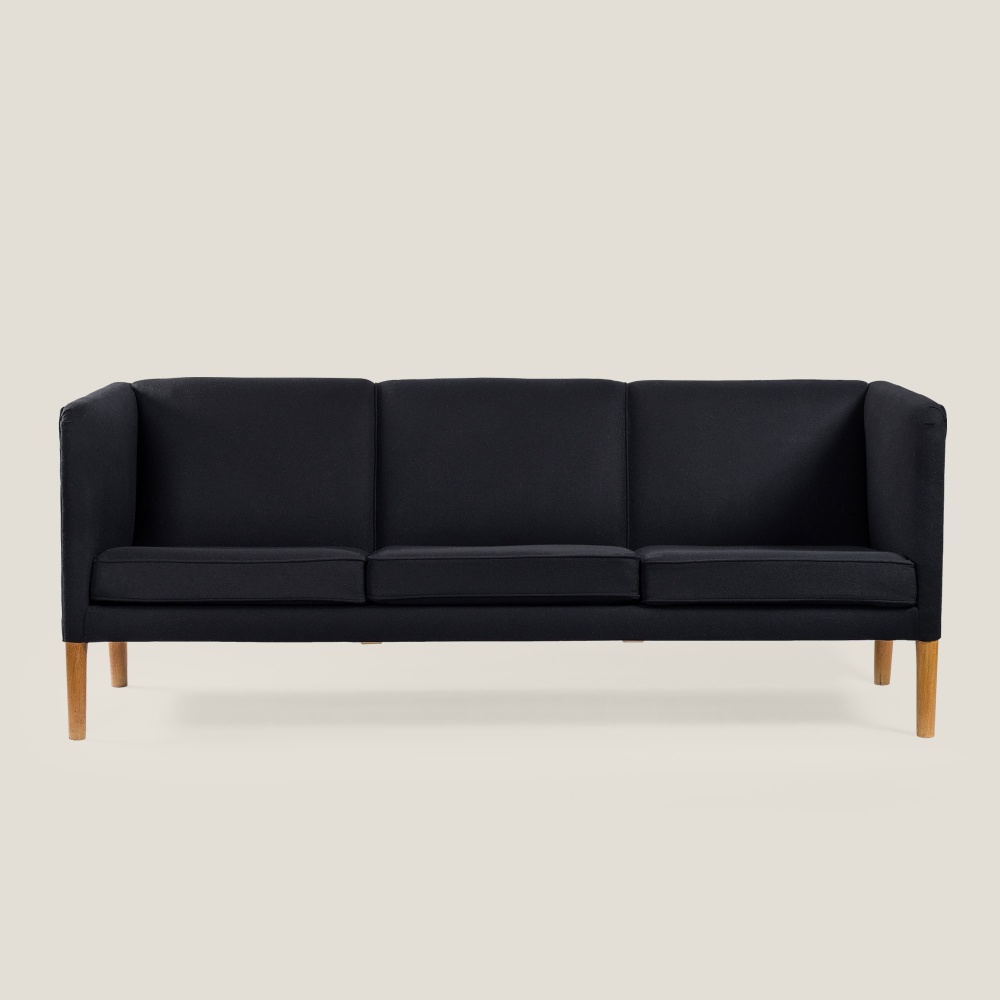 Vintage Sofa AP18 by the designer Hans J. Wegner.