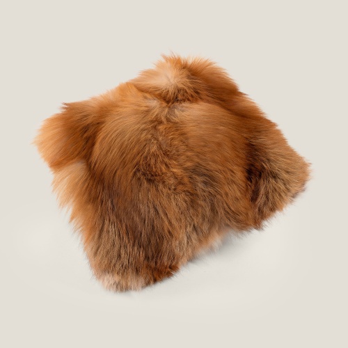 Coussin haut de gamme en renard golden – Accessoire décoratif pour chalet élégant.