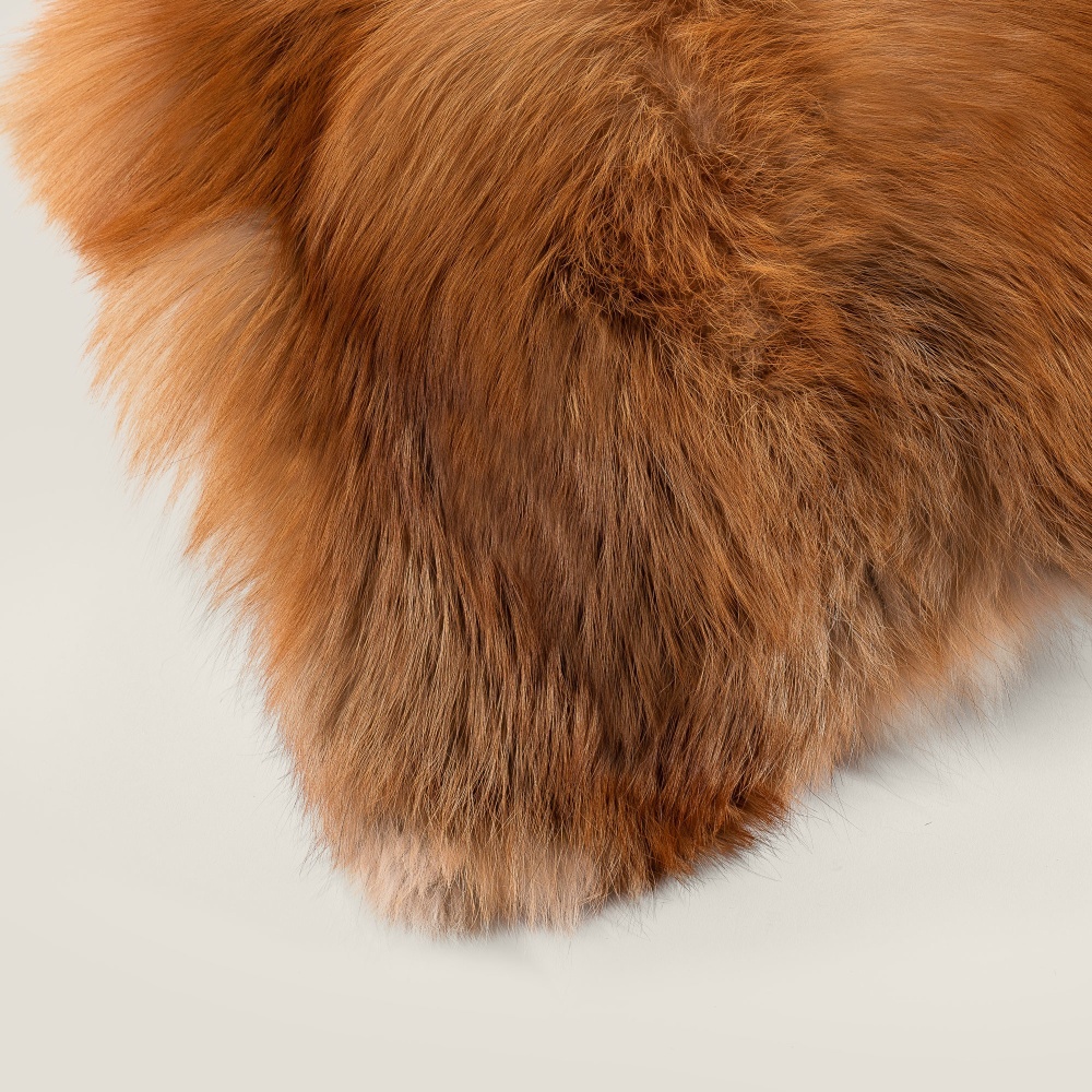 Detailed view of golden fox fur cushion – Soft texture and natural charm.