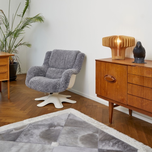 Fauteuil vintage modèle 418, par le designer Yrjö Kukkapuro, dans une décoration moderne.